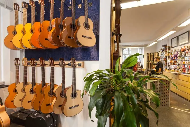Hostel Munich Guitar Shop