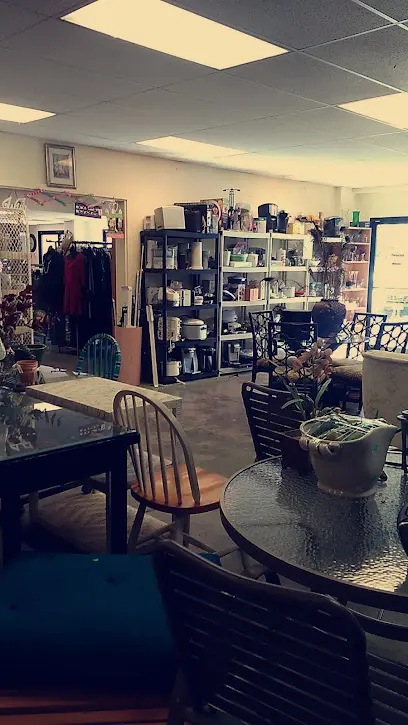 Hale Makauli’i Thrift Shop